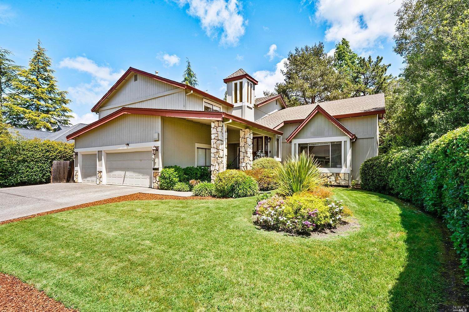 Single Family Homes 为 销售 在 5704 Davis Circle Rohnert Park, 加利福尼亚州 94928 美国