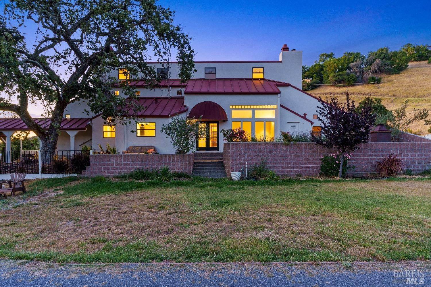 Single Family Homes 为 销售 在 6129 Lichau Road Penngrove, 加利福尼亚州 94951 美国
