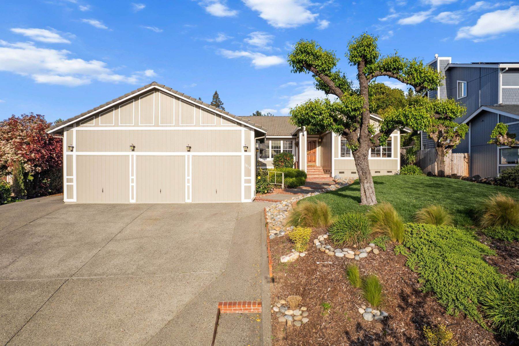 4. Single Family Homes for Sale at 1014 Oakmont Ct. Napa 1014 Oakmont Ct. Napa, California 94559 United States